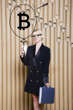 Ayakta bitcoin kroki yakınındaki gösterilen güzel sarışın bir kadın. Sanal para veya btc ezmek kavramı. Cryptocurrency.
