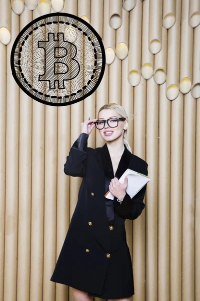 Vacker blond kvinna visar stående nära bitcoin skiss. Virtuella pengar eller btc crush-konceptet. Kryptovaluta. — Stockfoto