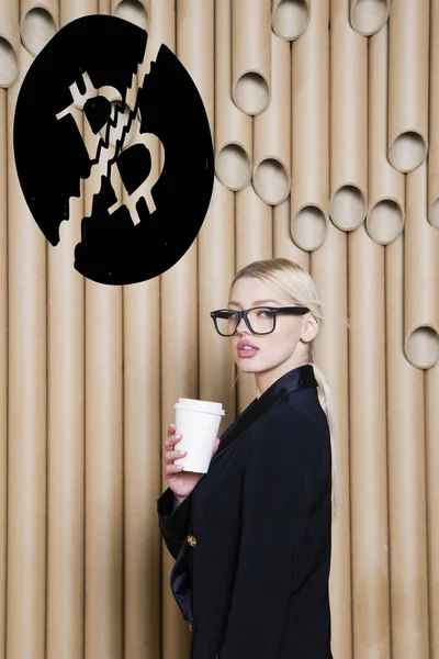 Όμορφη ξανθιά γυναίκα δείχνει στέκεται κοντά σε bitcoin σκίτσο. Εικονικά χρήματα ή btc έννοια φλερτ. Κρυπτονόμισμα. — Φωτογραφία Αρχείου