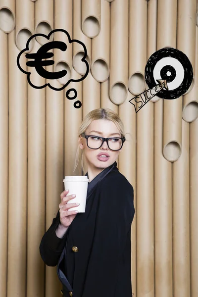 A pensar numa mulher a olhar para o dinheiro, assina em bolha e esboça o alvo. Conceito de dinheiro no fundo do projeto com lâmpadas . — Fotografia de Stock