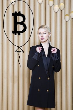 Ayakta bitcoin kroki yakınındaki gösterilen güzel sarışın bir kadın. Sanal para veya btc ezmek kavramı. Cryptocurrency.