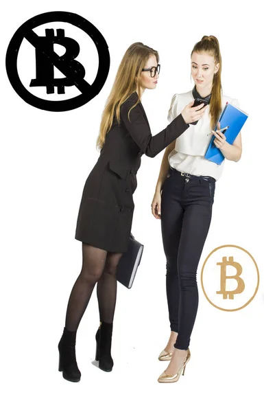 Όμορφες γυναίκες που στέκεται πάνω από το λευκό φόντο με bitcoin σκίτσα και μιλάμε. Έννοια εικονικά χρήματα. Κρυπτονόμισμα — Φωτογραφία Αρχείου