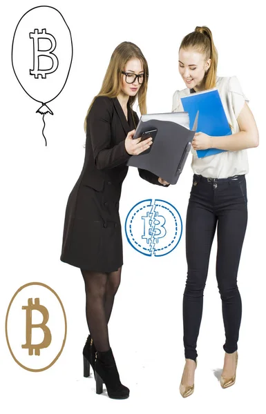 아름 다운 여성 bitcoin 스케치와 흰색 배경 위에 서 고 이야기. 가상 돈 개념입니다. Cryptocurrency — 스톡 사진