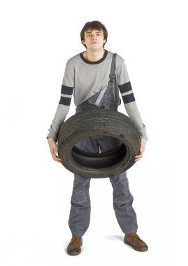 Çalışma gri siyah tekerlek ile Tekdüzen genç brunet ustabaşı.