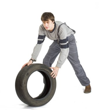 Çalışma gri siyah tekerlek ile Tekdüzen genç brunet ustabaşı.