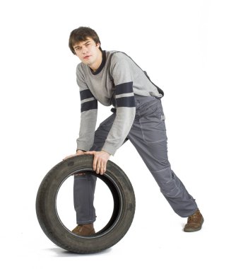 Çalışma gri siyah tekerlek ile Tekdüzen genç brunet ustabaşı.