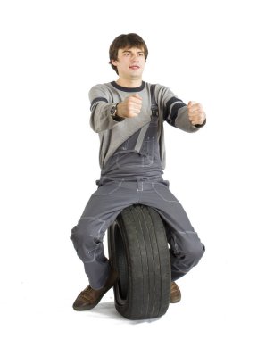 Çalışma gri siyah tekerlek ile Tekdüzen genç brunet ustabaşı.