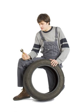 Çalışma gri siyah tekerlek ile Tekdüzen genç brunet ustabaşı.