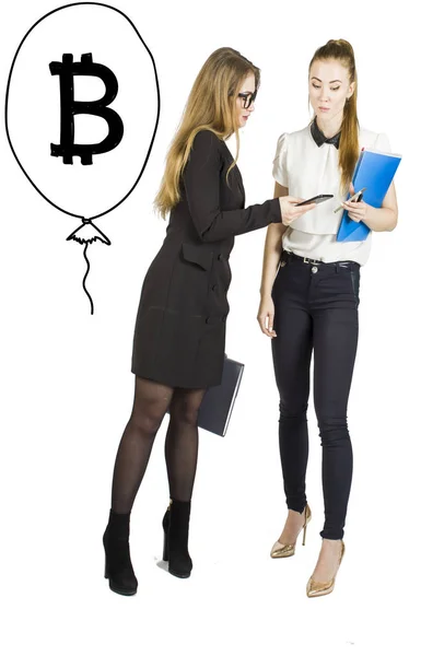 Belle donne in piedi su sfondo bianco con disegni bitcoin e parlando. Concetto di denaro virtuale. Criptovaluta — Foto Stock