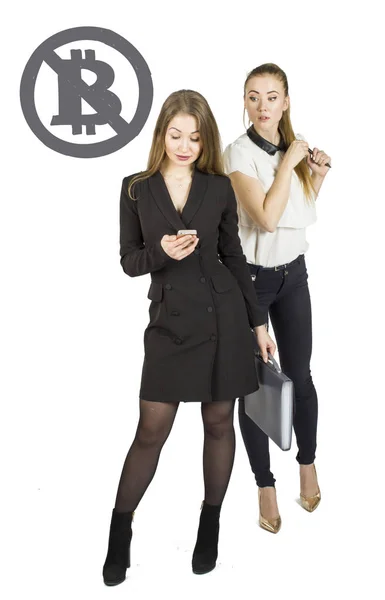 Hermosas mujeres de pie sobre fondo blanco con bocetos bitcoin y hablando. Concepto de dinero virtual. Criptomoneda —  Fotos de Stock