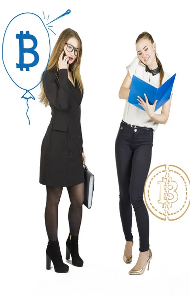 Vackra kvinnor står över vit bakgrund med bitcoin skisser och pratar. Virtuella pengar koncept. Kryptovaluta — Stockfoto