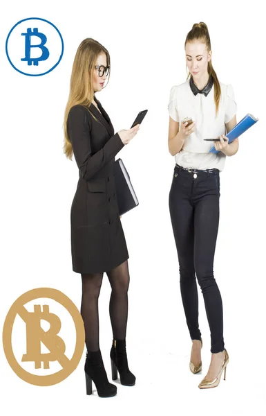 Vackra kvinnor står över vit bakgrund med bitcoin skisser och pratar. Virtuella pengar koncept. Kryptovaluta — Stockfoto