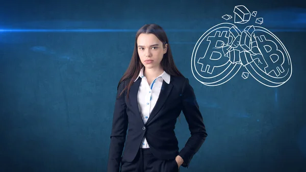 Mujer de negocios exitosa de pie cerca del logotipo de btc. Necesita comprar o vender Bitcoin. Concepto de criptomoneda virtual . — Foto de Stock