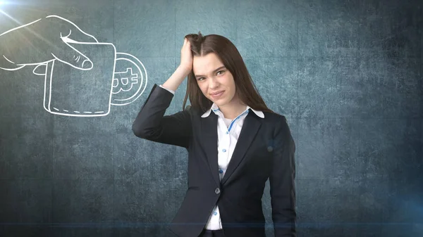 Femme d'affaires réussie debout près du logo btc. Elle doit acheter ou vendre Bitcoin. Concept de script virtuel en monnaie . — Photo