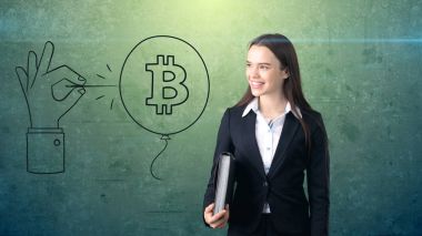 BTC logo duran başarılı iş kadın. Satın almak veya satmak Bitcoin ihtiyacı var. Sanal criptocurrency kavramı.