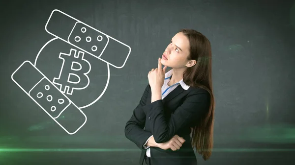 Επιτυχημένη γυναίκα των επιχειρήσεων στέκεται κοντά btc λογότυπο. Χρειάζεται να αγοράσετε ή να πουλήσετε Bitcoin. Έννοια της εικονικής criptocurrency. — Φωτογραφία Αρχείου