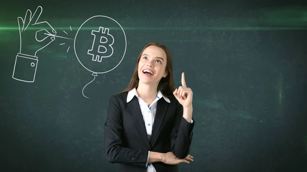 Framgångsrik affärskvinna står nära btc logotyp. Hon behöver köpa eller sälja Bitcoin. Begreppet virtuella criptocurrency. — Stockfoto