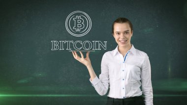 Şanslı sevimli Bayan ve bitcoin yatırım. Madencilik ve sanal criptocurrency kavramı. Başarılı para verme.