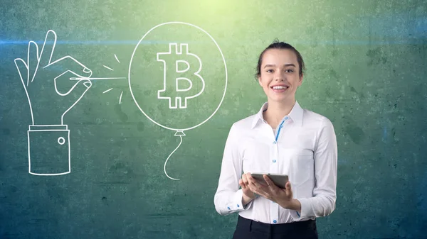 Kvinna som står nära btc logotyp. Begreppet virtuella criptocurrency bitcoin dawnfall och korrigering. — Stockfoto