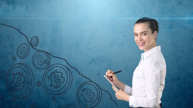 BTC logo duran kadın. Kavramı sanal criptocurrency bitcoin dawnfall ve düzeltme.