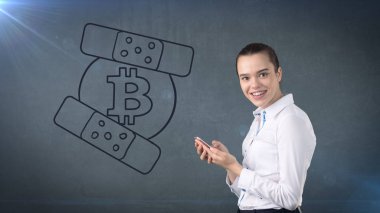 BTC logo duran kadın. Kavramı sanal criptocurrency bitcoin dawnfall ve düzeltme.