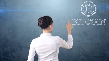 Şanslı sevimli Bayan ve bitcoin yatırım. Madencilik ve sanal criptocurrency kavramı. Başarılı para verme.