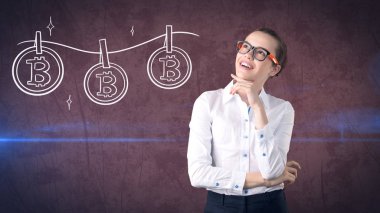 Şanslı sevimli Bayan ve bitcoin yatırım. Madencilik ve sanal criptocurrency kavramı. Başarılı para verme.