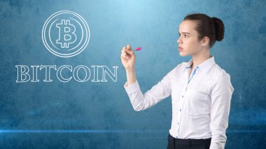 Şanslı sevimli Bayan ve bitcoin yatırım. Madencilik ve sanal criptocurrency kavramı. Başarılı para verme.