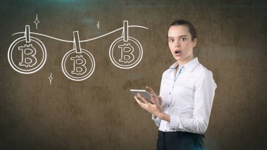 Şanslı sevimli Bayan ve bitcoin yatırım. Madencilik ve sanal criptocurrency kavramı. Başarılı para verme.