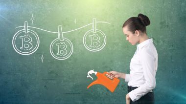 Şanslı sevimli Bayan ve bitcoin yatırım. Madencilik ve sanal criptocurrency kavramı. Başarılı para verme.