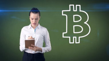 Şanslı sevimli Bayan ve bitcoin yatırım. Madencilik ve sanal criptocurrency kavramı. Başarılı para verme.