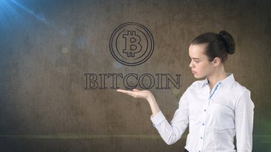 Şanslı sevimli Bayan ve bitcoin yatırım. Madencilik ve sanal criptocurrency kavramı. Başarılı para verme.