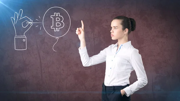 Kvinna som står nära btc logotyp. Begreppet virtuella criptocurrency bitcoin dawnfall och korrigering. — Stockfoto