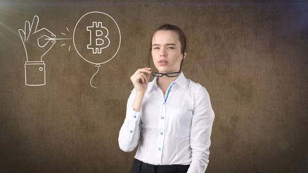 Γυναίκα να στέκεται κοντά σε btc λογότυπο. Έννοια της εικονικής criptocurrency bitcoin dawnfall και διόρθωση. — Φωτογραφία Αρχείου