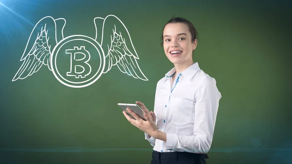 Şanslı sevimli Bayan ve bitcoin yatırım. Madencilik ve sanal criptocurrency kavramı. Başarılı para verme. — Stok fotoğraf