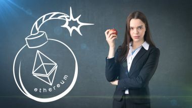 Güzellik genç iş kadını Ethereum Kripto para birimi para skeçler ayakta. İş kavramı Ethereum simgesinin.