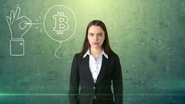 BTC logo duran başarılı iş kadın. Satın almak veya satmak Bitcoin ihtiyacı var. Sanal criptocurrency kavramı.