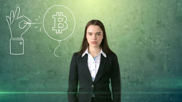 Framgångsrik affärskvinna står nära btc logotyp. Hon behöver köpa eller sälja Bitcoin. Begreppet virtuella criptocurrency. — Stockfoto