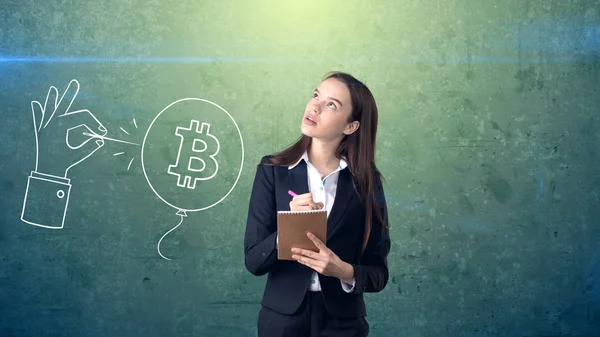 Framgångsrik affärskvinna står nära btc logotyp. Hon behöver köpa eller sälja Bitcoin. Begreppet virtuella criptocurrency. — Stockfoto