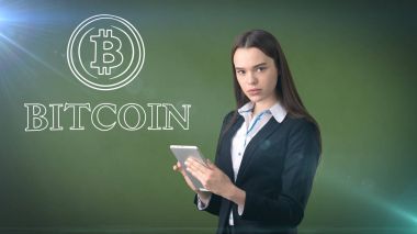 BTC logo duran güzellik iş kadın. Başarılı Bitcoin yatırım. Sanal criptocurrency kavramı.