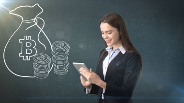 BTC logo duran güzellik iş kadın. Başarılı Bitcoin yatırım. Sanal criptocurrency kavramı.