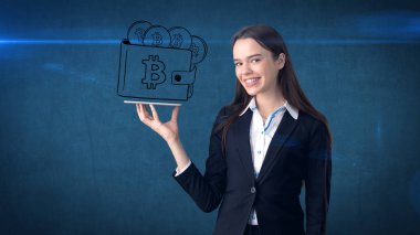 BTC logo duran güzellik iş kadın. Başarılı Bitcoin yatırım. Sanal criptocurrency kavramı.