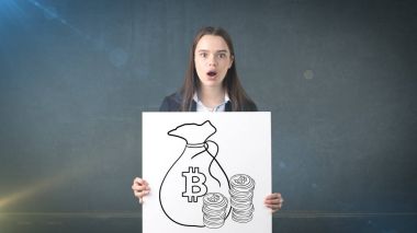 BTC logo duran güzellik iş kadın. Başarılı Bitcoin yatırım. Sanal criptocurrency kavramı.