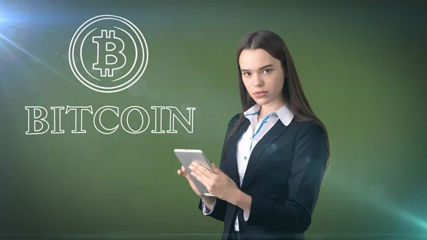 Skönhet business kvinna som står nära btc logotyp. Succesful Bitcoin investeringar. Begreppet virtuella criptocurrency. — Stockfoto