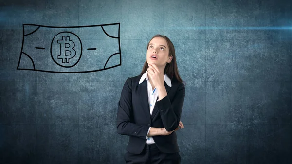 Ομορφιά επιχειρήσεων γυναίκα στέκεται κοντά btc λογότυπο. Το Bitcoin επιτυχημένη επένδυση. Έννοια της εικονικής criptocurrency. — Φωτογραφία Αρχείου