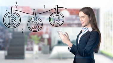 Sürpriz gülümseyen genç kadın bir takım elbise ve bir cryptocurrency arıyorum bir tasarım düz duvara kroki. Bitcoin risk kavramı.