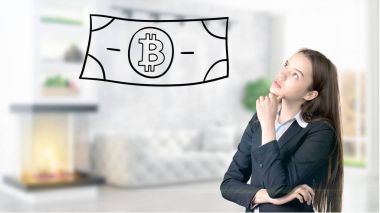 Sürpriz gülümseyen genç kadın bir takım elbise ve bir cryptocurrency arıyorum bir tasarım düz duvara kroki. Bitcoin risk kavramı.