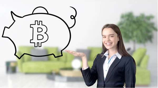 Meglepett mosolygó fiatal nő visel öltönyt és látszó-on egy cryptocurrency vázlatot design lapos falra. Bitcoin kockázat fogalmának. — Stock Fotó