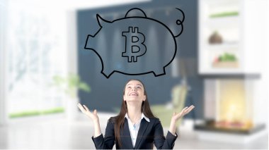 Sürpriz gülümseyen genç kadın bir takım elbise ve bir cryptocurrency arıyorum bir tasarım düz duvara kroki. Bitcoin risk kavramı.