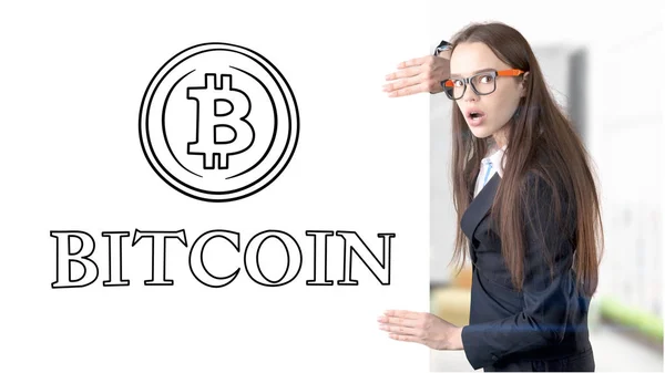 Überraschte lächelnde junge Frau im Anzug und beim Betrachten einer Kryptowährungsskizze an einer flachen Designwand. Konzept des Bitcoin-Risikos. — Stockfoto